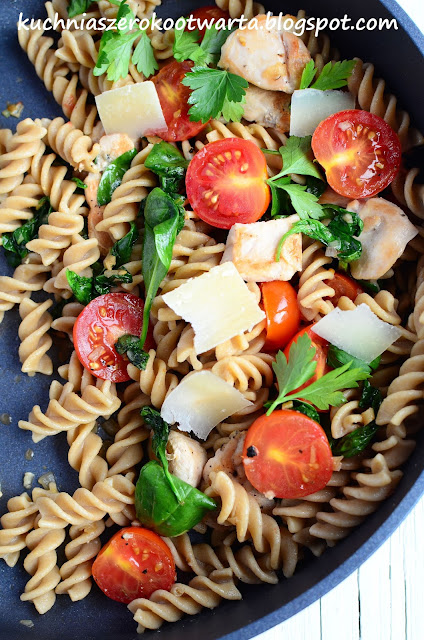 Obiad w 15 minut: Makaron ze szpinakiem i pomidorkami koktajlowymi