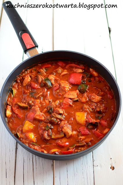 Dietetyczne leczo z piersią kurczaka