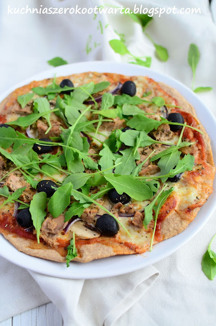 Pełnoziarnista pizza na cienkim cieście z tuńczykiem i rukolą