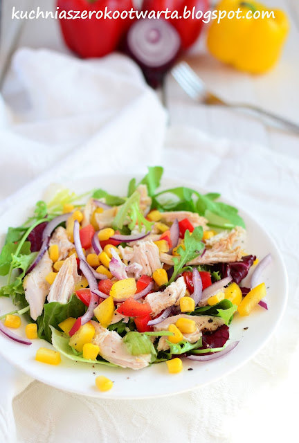 Sałatka z pieczonym kurczakiem i kukurydzą