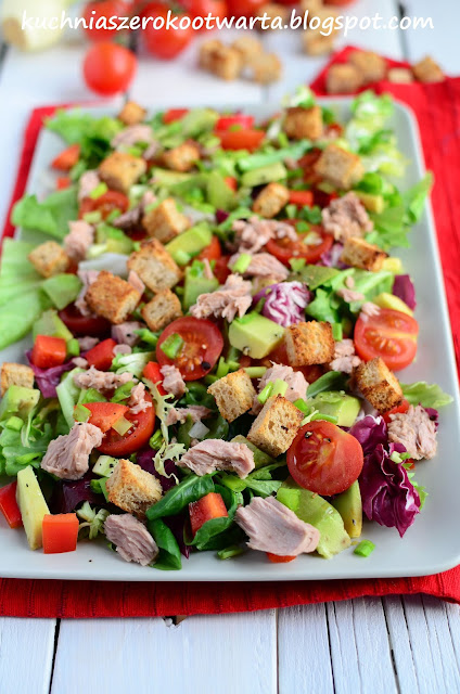 Fit! Bomba witamin. Sałatka z tuńczykiem i awokado