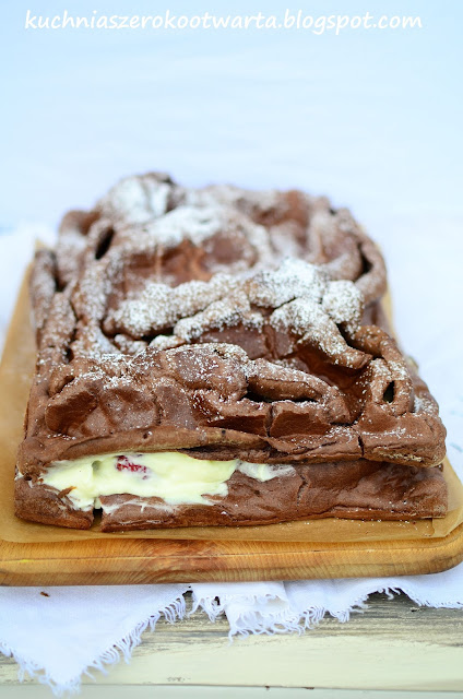 Czekoladowa karpatka z truskawkami