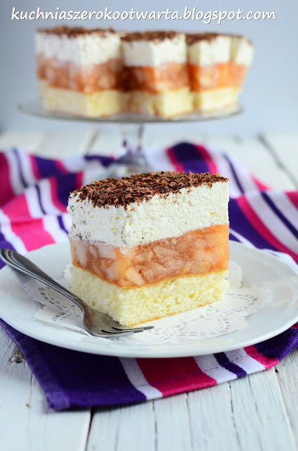 Jabłecznik królewski z bitą śmietaną na biszkopcie