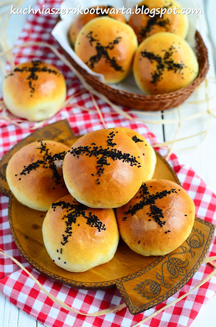 Drożdżowe bułeczki z mięsem (z rosołu) i pieczarkami