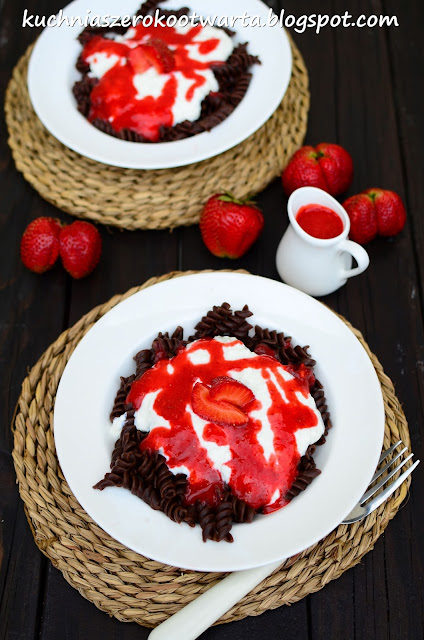 Czekoladowy makaron z serem i truskawkami