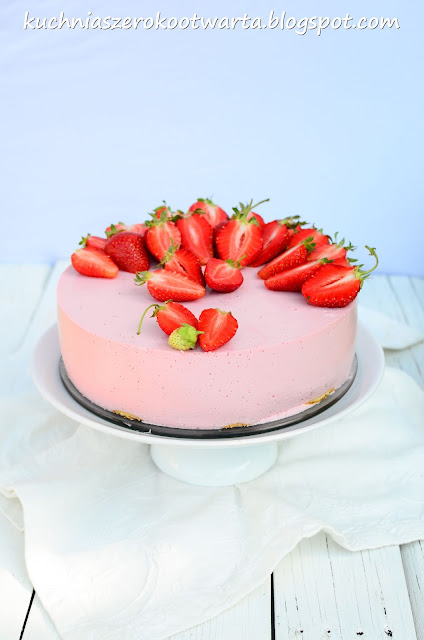 Truskawkowy sernik na zimno