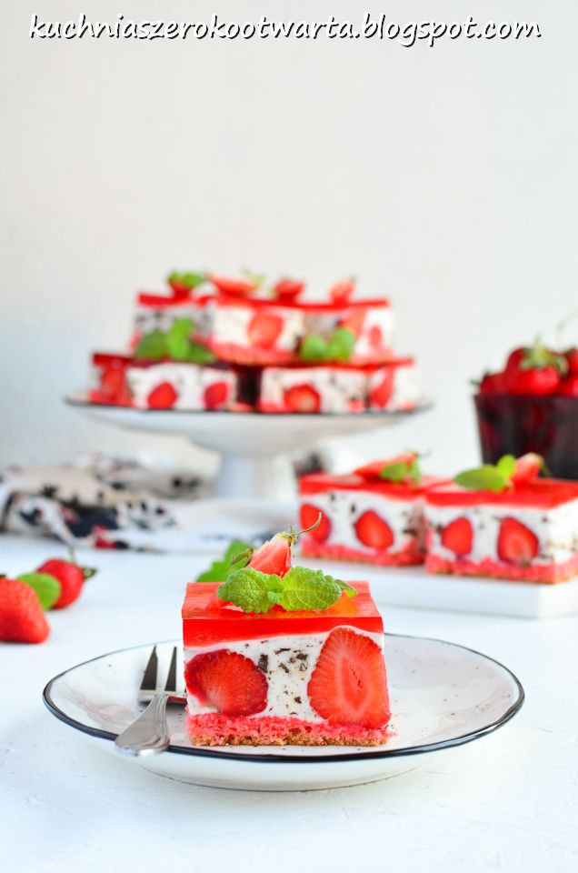 Ciasto serowa straciatella z truskawkami