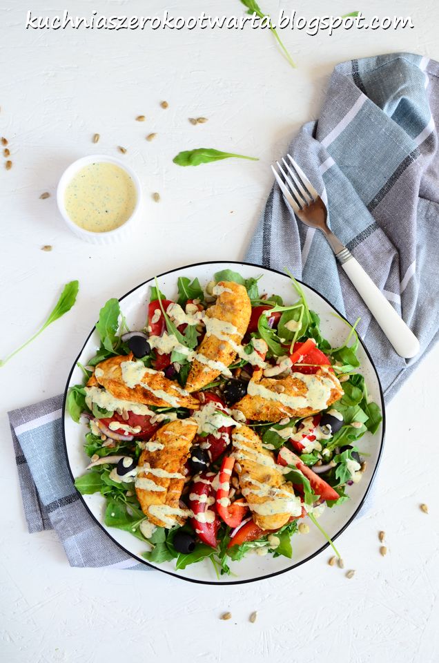 Sałatka z grillowanymi polędwiczkami z kurczaka i sosem curry