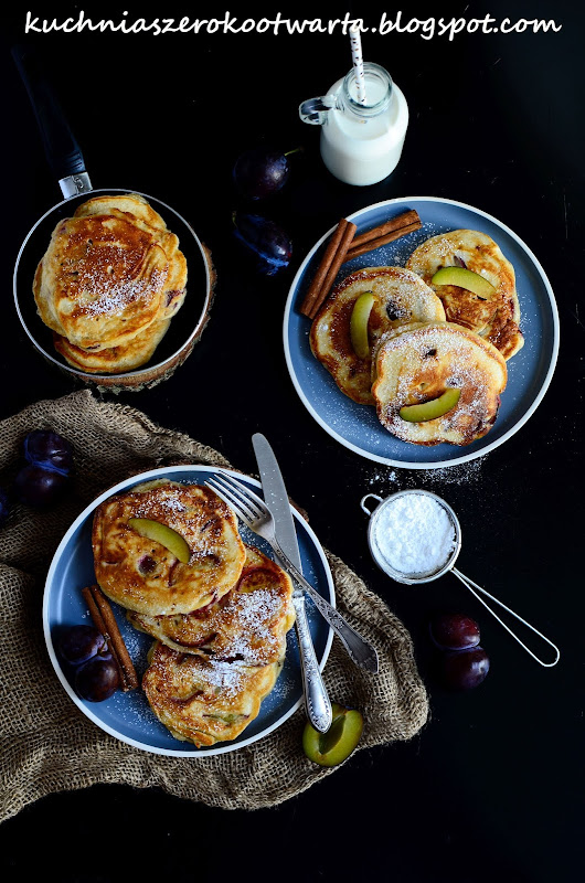 Drożdżowe racuchy ze śliwkami i cynamonem