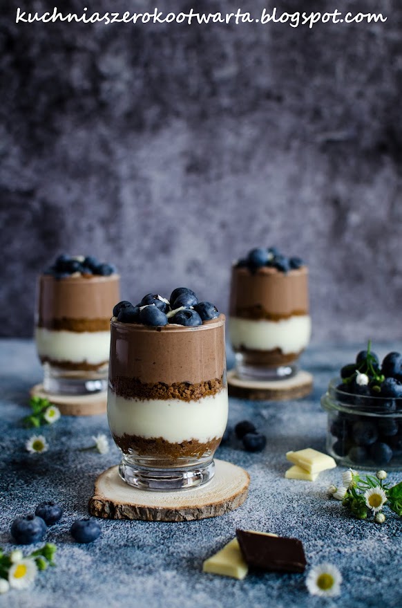 Czekoladowy deser jogurtowy z borówkami