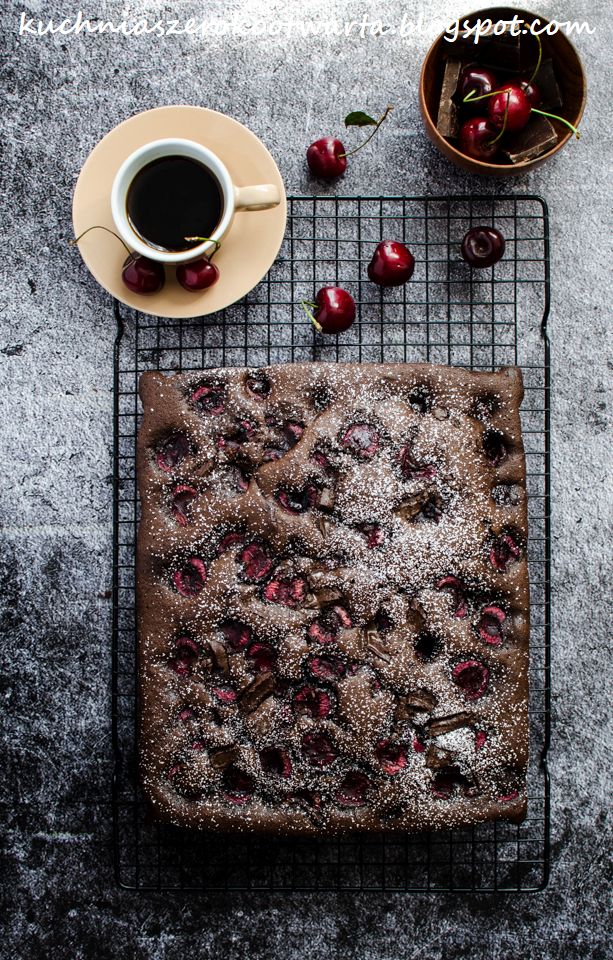 Ekspresowe, mocno czekoladowe ciasto z czereśniami