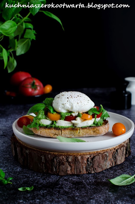 Grzanki caprese z pesto i jajkiem w koszulce
