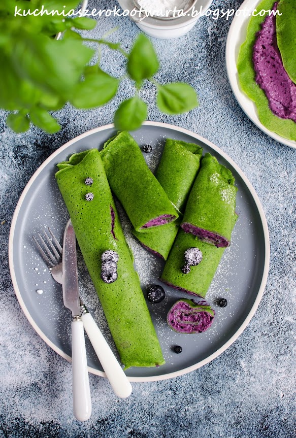 Szpinakowo-bazyliowe naleśniki z jagodowym twarogiem