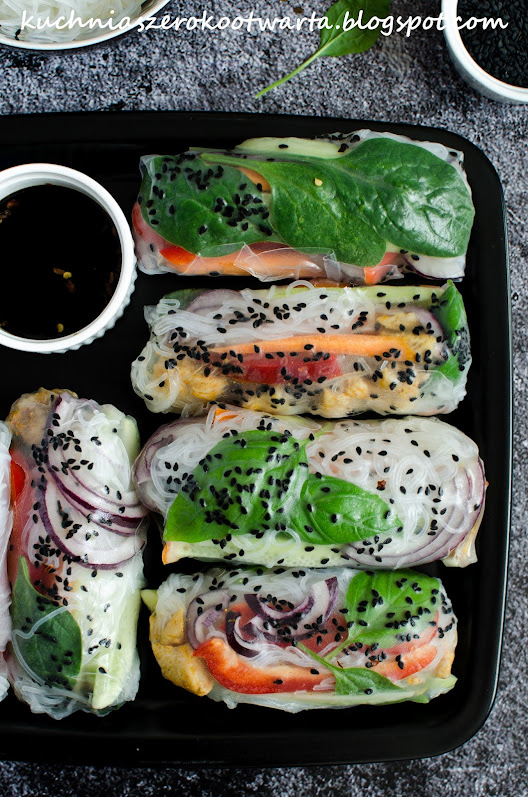 Spring rollsy z kurczakiem, szpinakiem i makaronem ryżowym