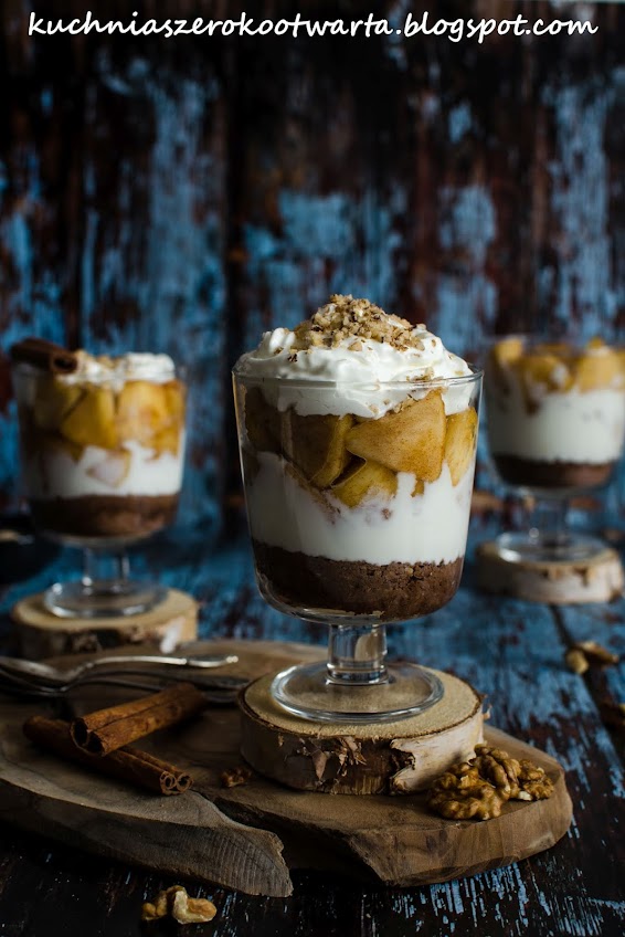 Jogurtowy deser z jabłkami