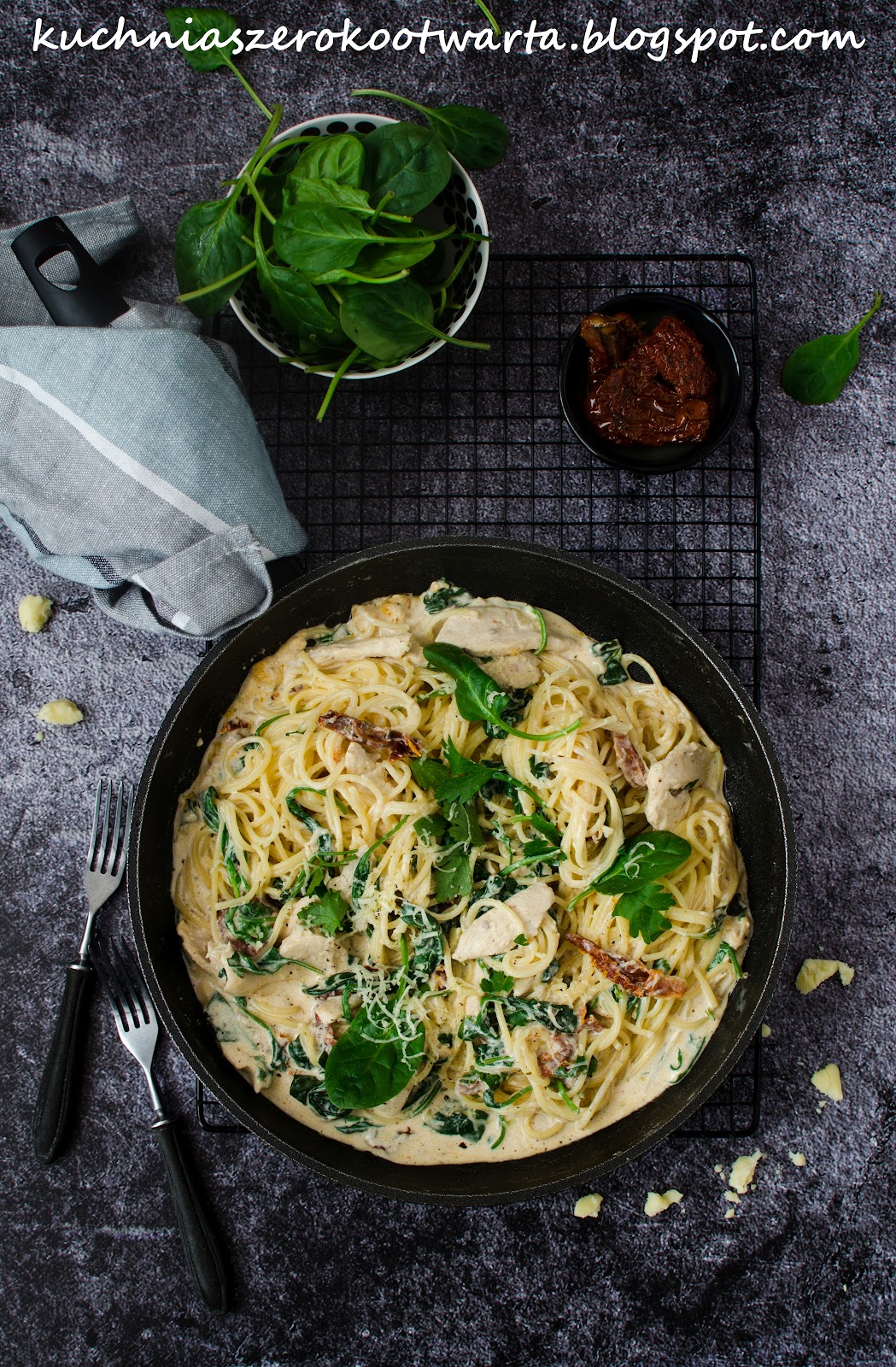 Spaghetti z kurczakiem, szpinakiem i suszonymi pomidorami