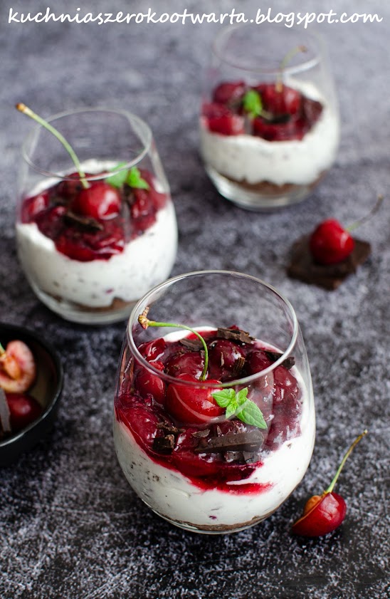 Deser straciatella z frużeliną czereśniową