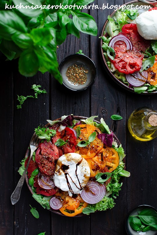 Sałatka z pomidorami i burratą