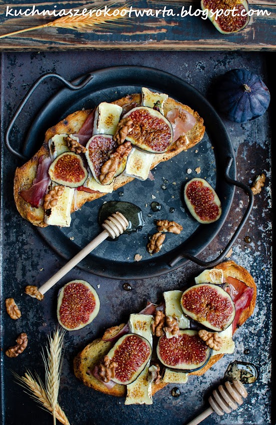 Grzanki z figami, camembertem i szynką szwarcwaldzką