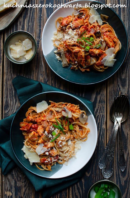 Spaghetti z piersią kurczaka i pieczarkami w sosie pomidorowym