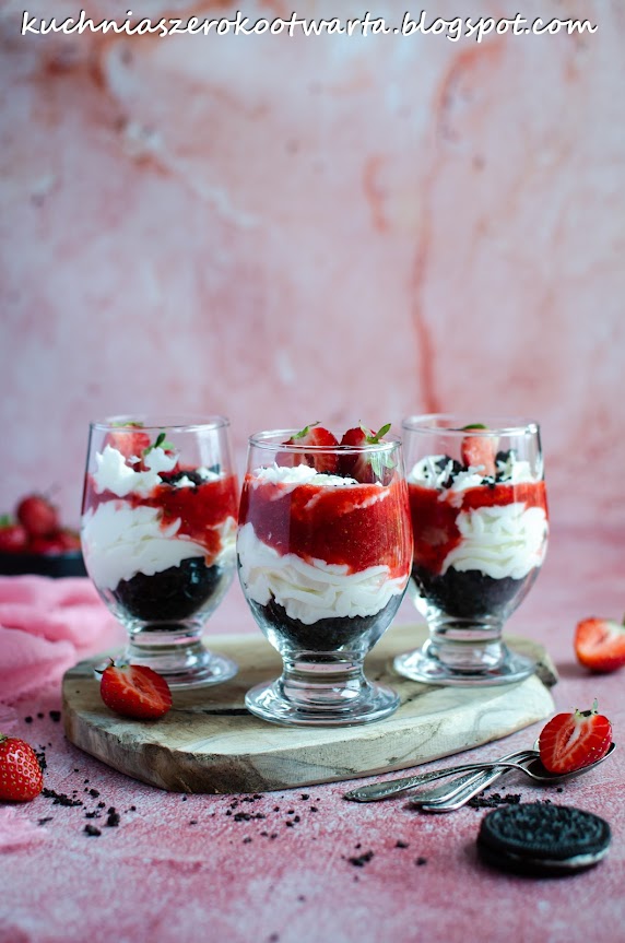 Deser ciasteczkowy z musem truskawkowym