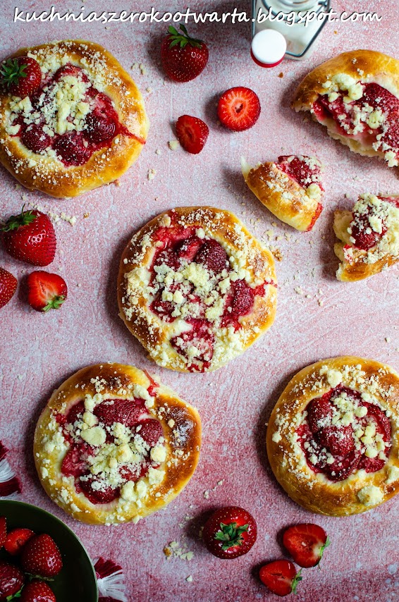 Drożdżówki z truskawkami i kruszonką