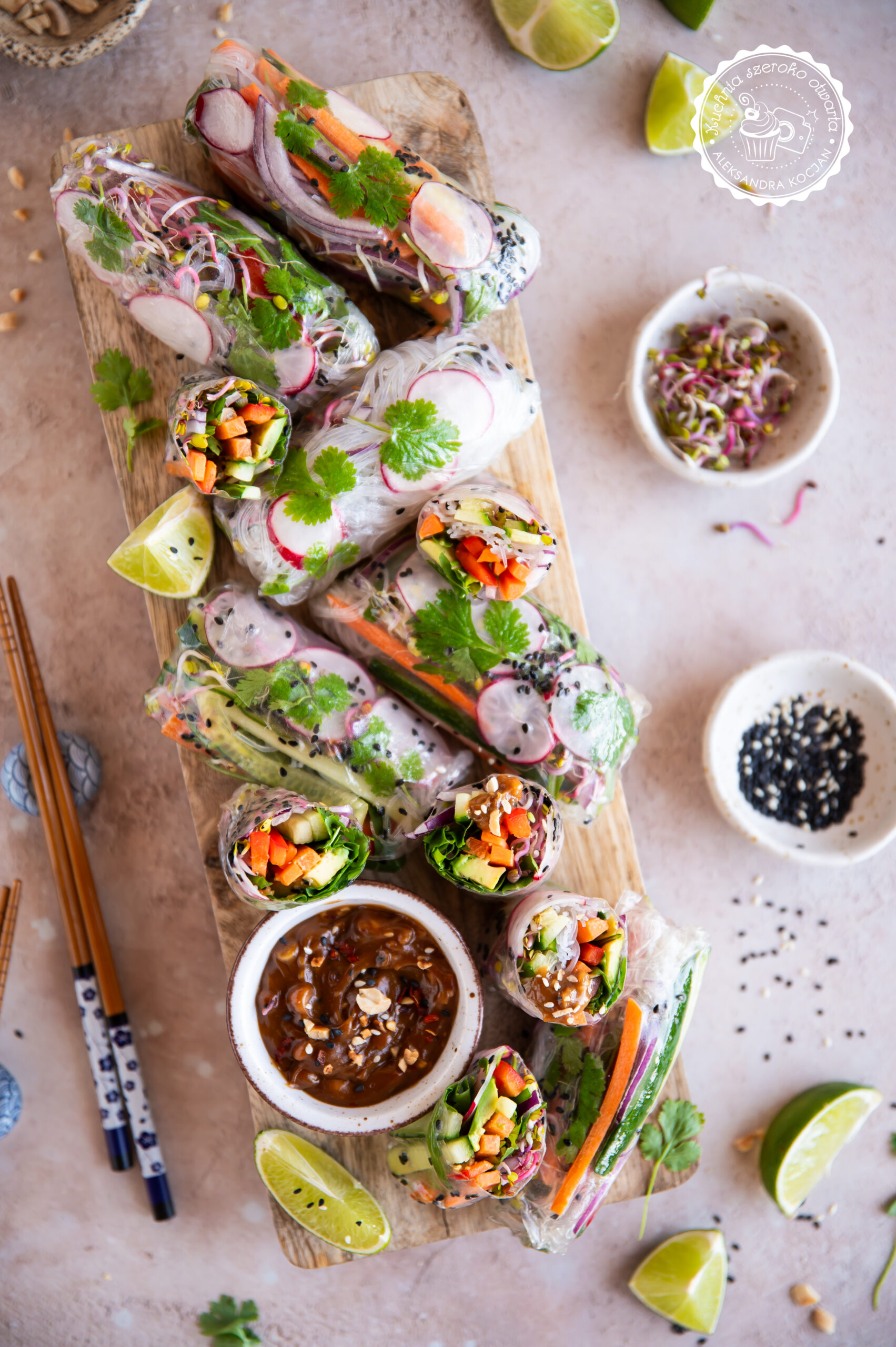 Spring rollsy z sosem orzechowo-sezamowym