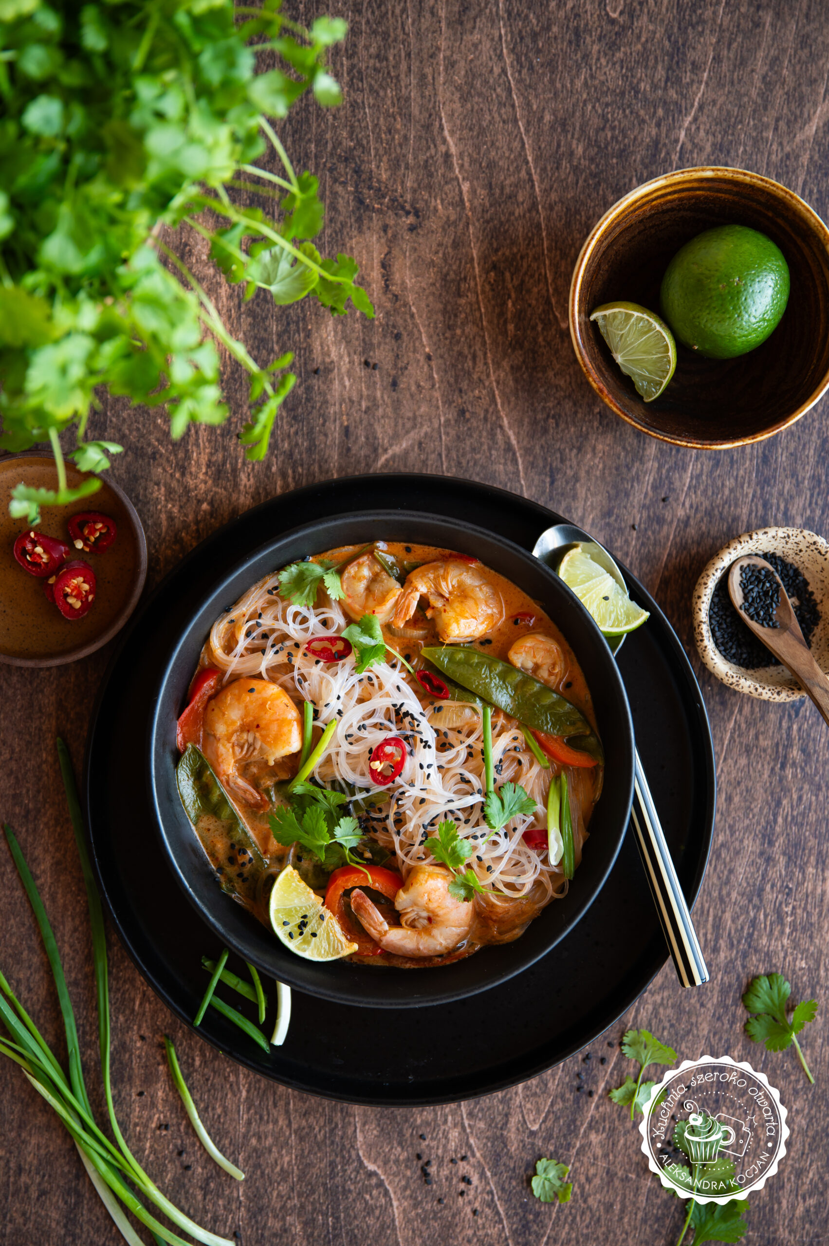 Zupa tajska curry z krewetkami i groszkiem cukrowym